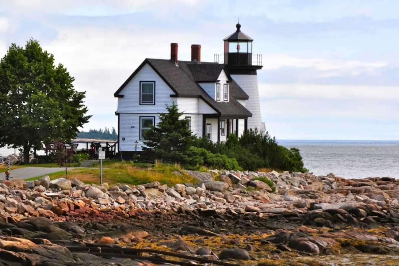 Prospect Harbor Lighthouse – 10 min drive. A postcard-perfect stop for photography and quiet ocean views. The lighthouse is still active and beautifully maintained.
