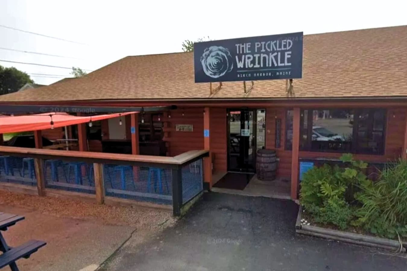 The Pickled Wrinkle – 15 min drive. A fun local pub with hearty seafood, live music, and the famous “pickled wrinkled clam.” Great for a laid-back evening with locals.