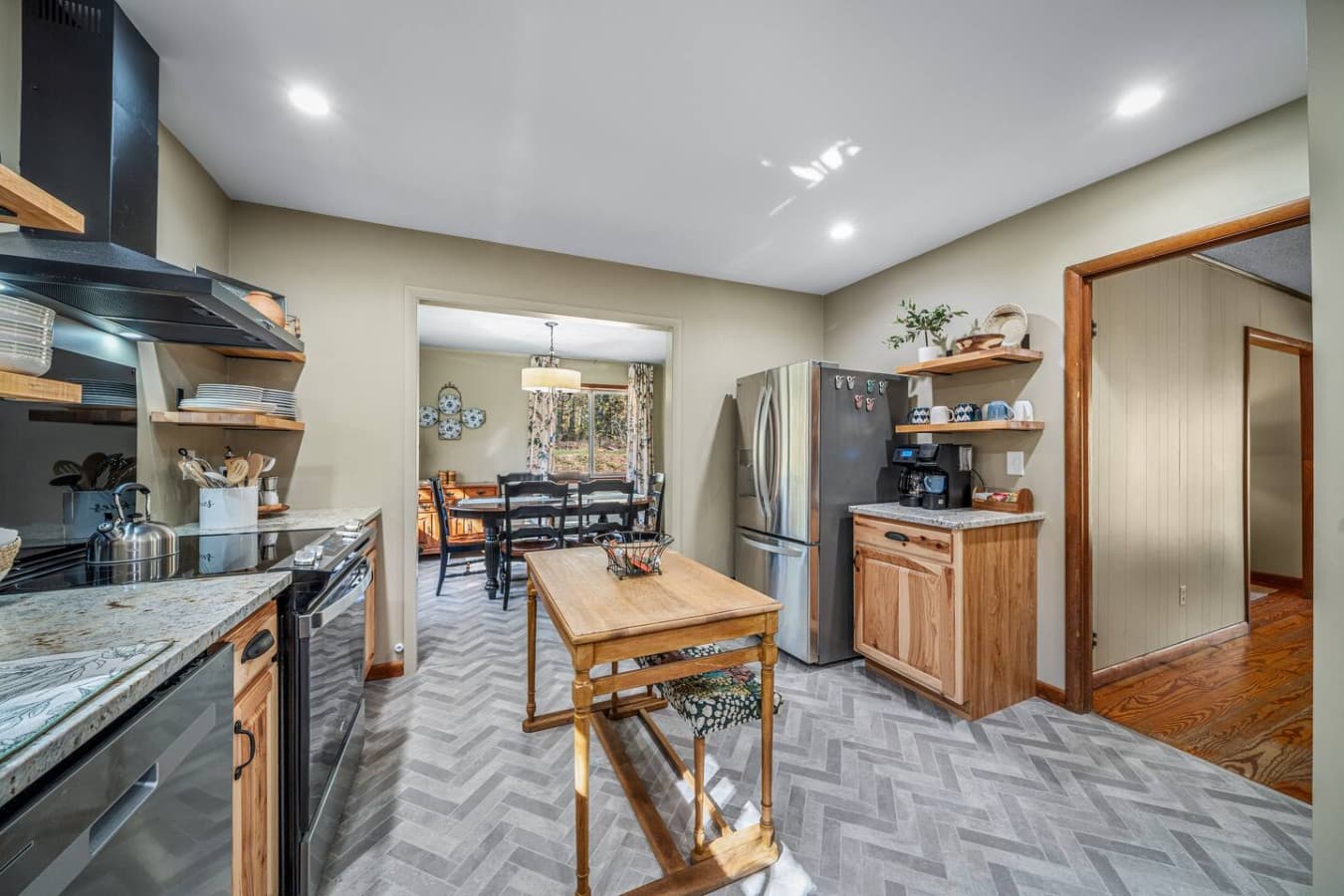 From morning coffee to late-night snacks—this kitchen has you covered.