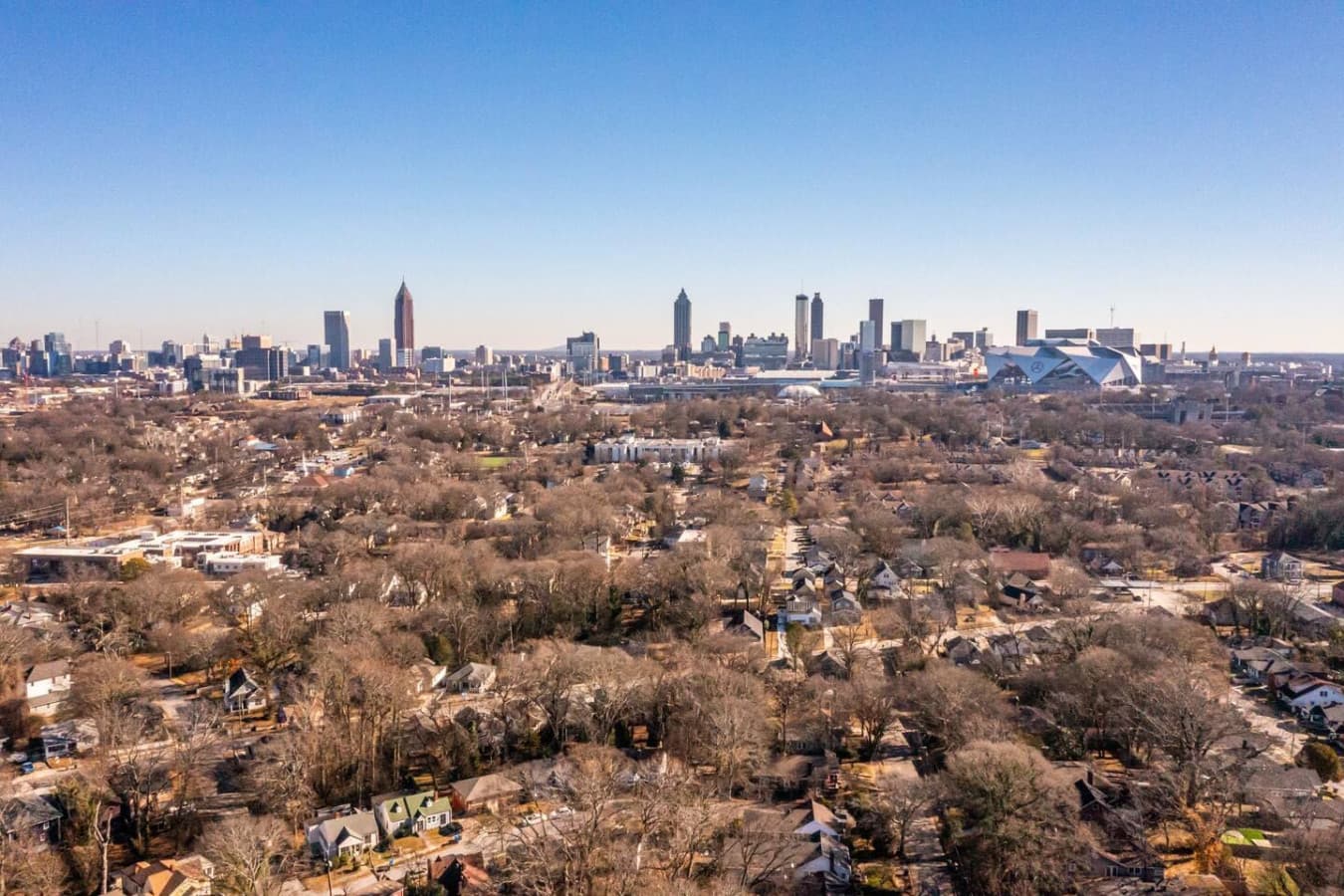This aerial perspective shows the home’s proximity to downtown Atlanta, with Mercedes-Benz Stadium visible in the upper right corner.