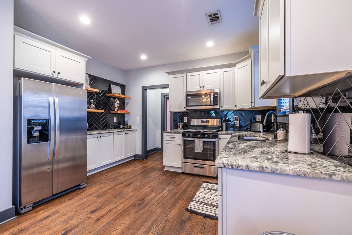 Stylish bar nook with ample counter space—ideal for morning coffee, evening drinks, or a quick bite.