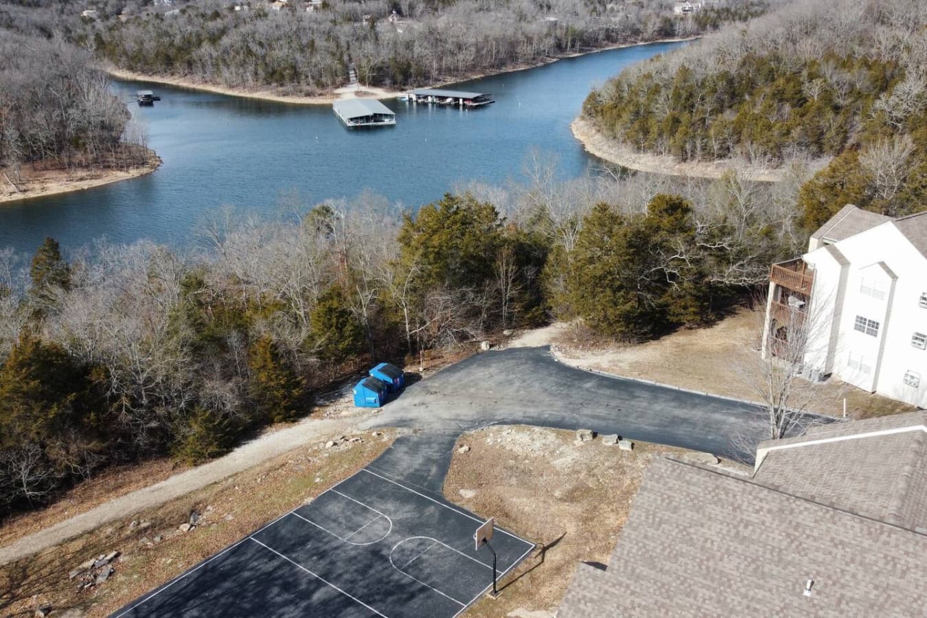 The property is located right by Table Rock Lake and just minutes away from Indian Point's marinas and boat rentals