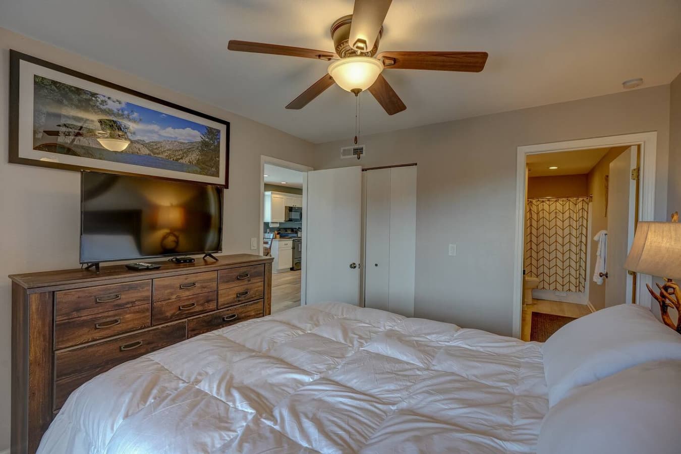 Lay back and get a good night's rest in this comfortable queen bed