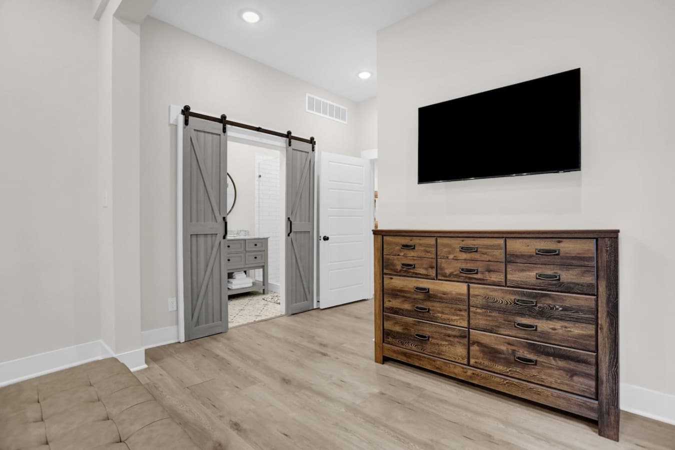 Live the royal life in our spacious master bedroom that comes with a plush king bed, TV, and an en-suite bathroom
