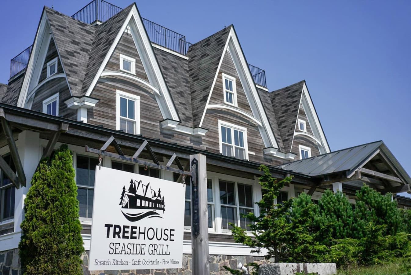 Treehouse Seaside Grill -
Enjoy a delicious coastal dining experience with panoramic ocean views. Known for its lobster rolls, seafood platters, and outdoor deck that’s perfect for sunset dining.