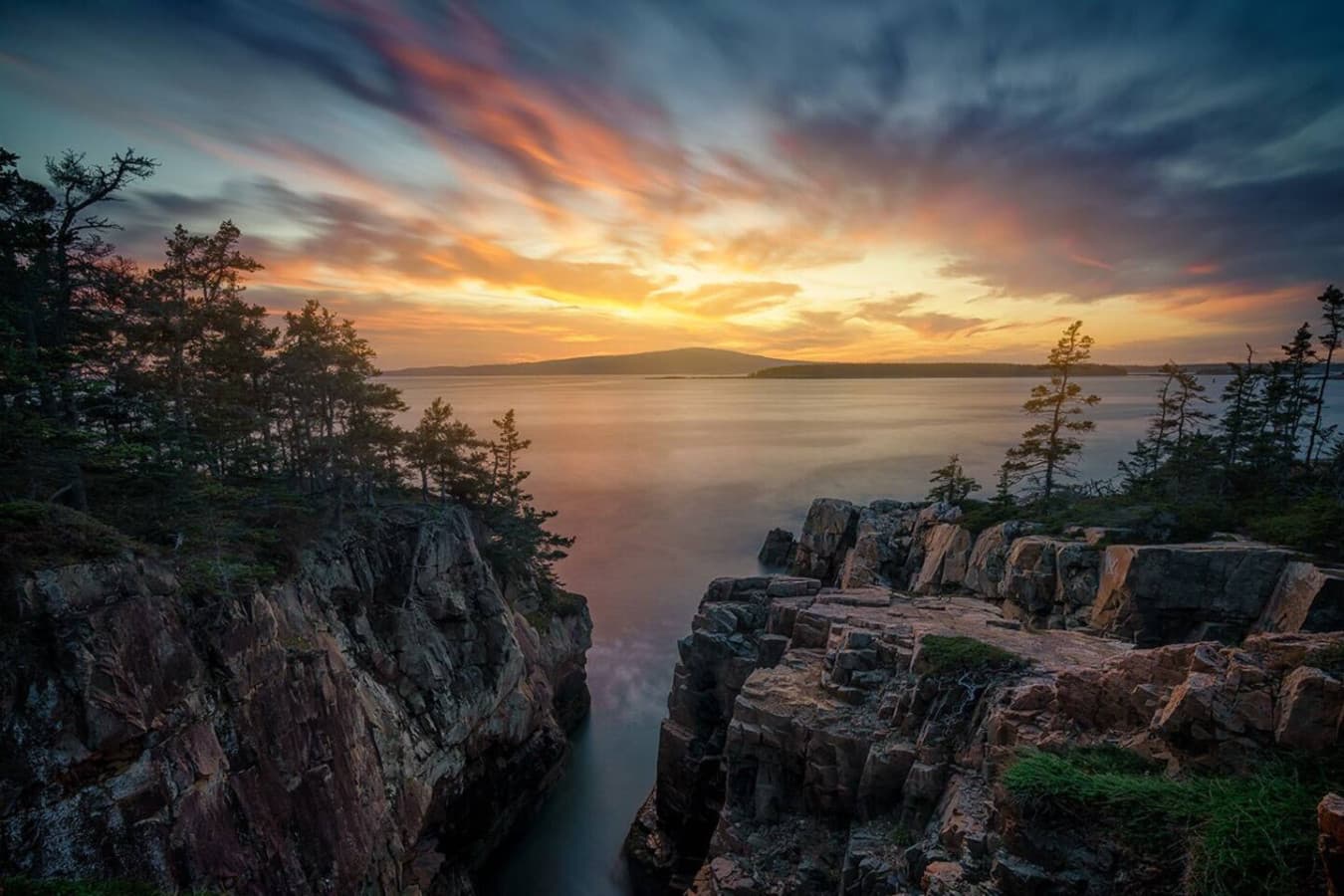 Acadia National Park -
One of America’s most breathtaking national parks — featuring dramatic cliffs, hiking trails, and scenic drives. The Schoodic section nearby offers fewer crowds and stunning ocean views.