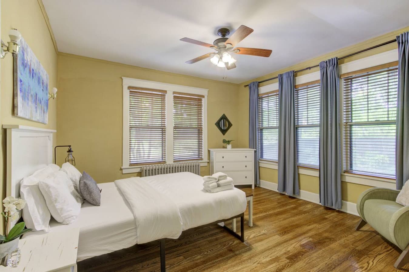 Wake up to sunshine and good vibes — this room loves morning light.