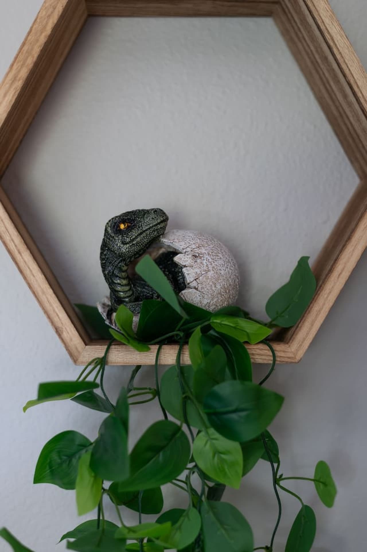 A roaring good time awaits in this dinosaur-themed twin bedroom.
