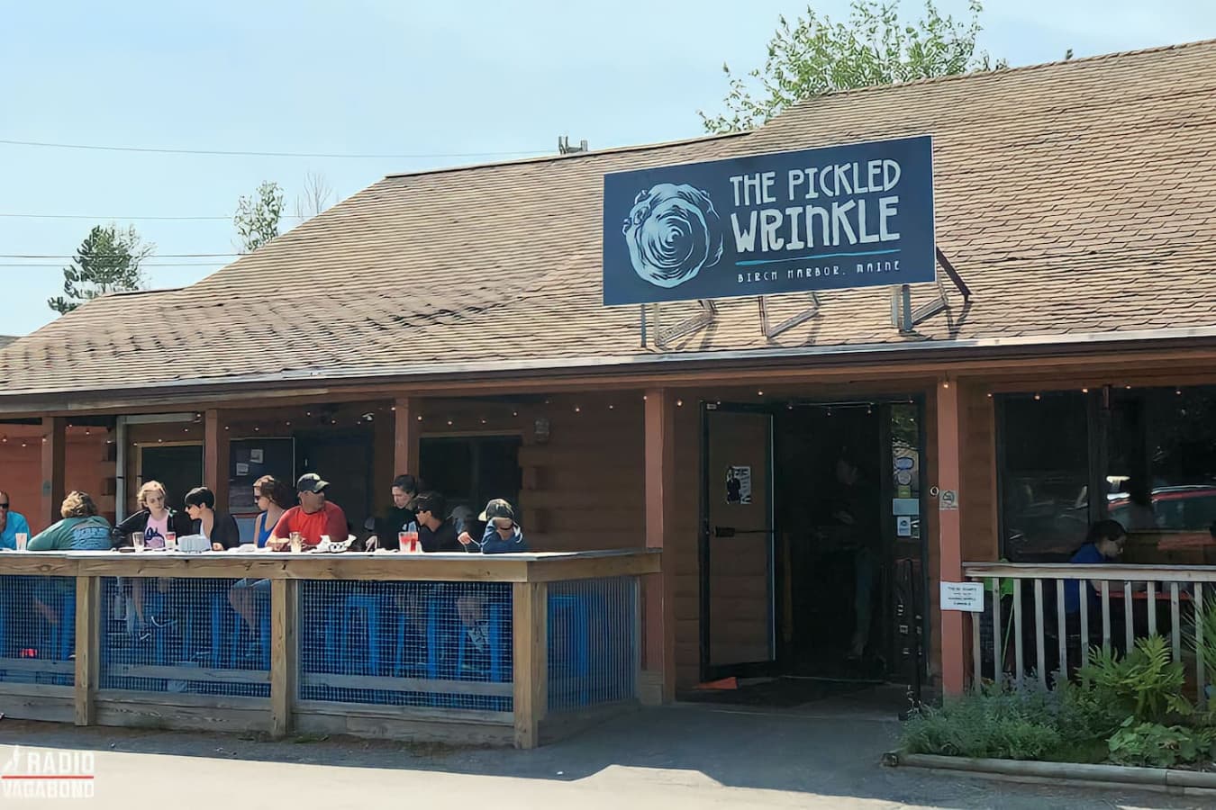 A quirky and fun spot serving up local seafood, burgers, and craft cocktails. Try the fried clams or “pickled wrinkle” specialty while enjoying live music on weekends.