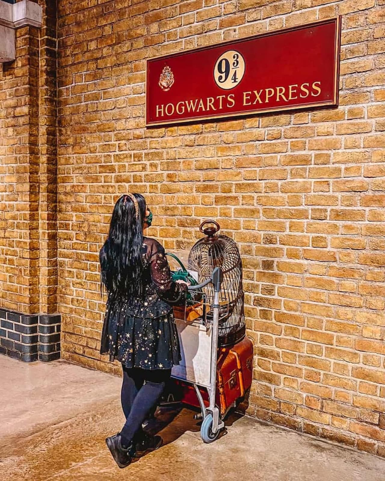 4 minutes to where muggles and wizards unite—don’t forget your Hogwarts Express photo op! Just one tube stop to King’s Cross, home of the iconic Platform 9¾.