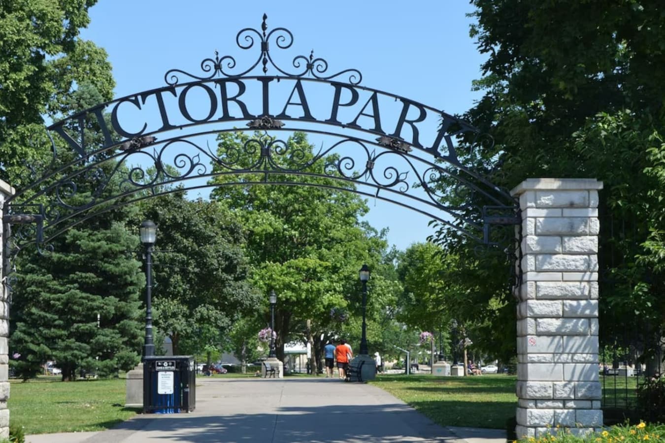 Victoria Park is home to a collection of iconic green spaces, attractions, landmarks and restaurants bounded by the Horseshoe falls and popular Fallsview tourist district. Only 10 minutes away.
