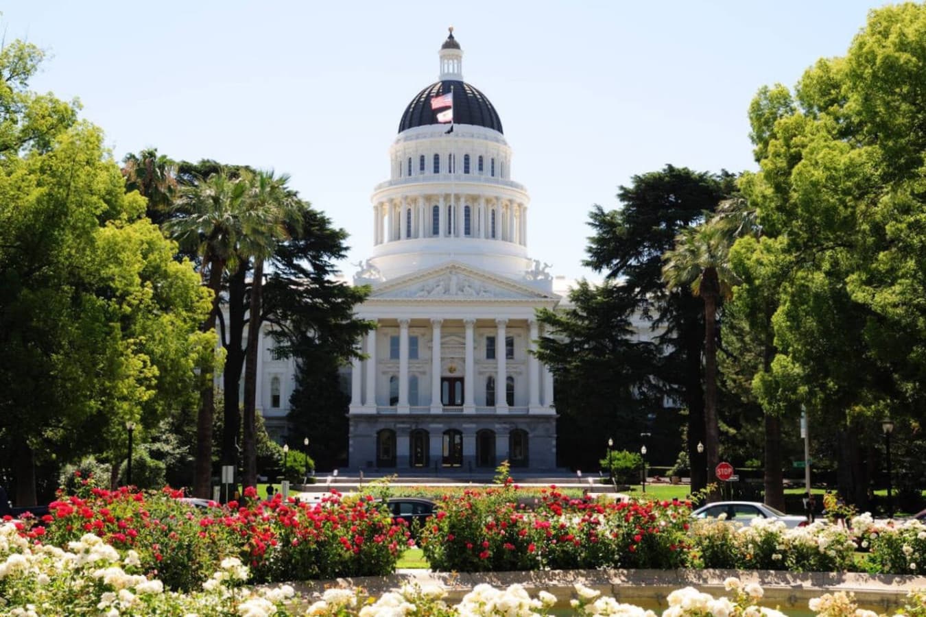 Surrounded by lush greenery, the Capitol building overlooks a 40-acre park with gardens and memorials, just a 4-minute drive away.