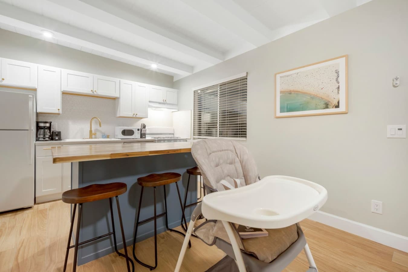 Traveling with little ones? A high chair is ready for use!