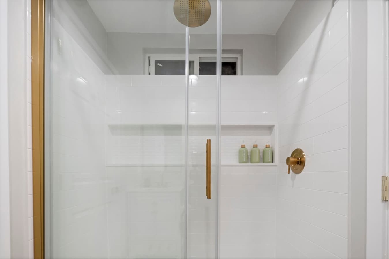 Clean full bathroom with essentials!
