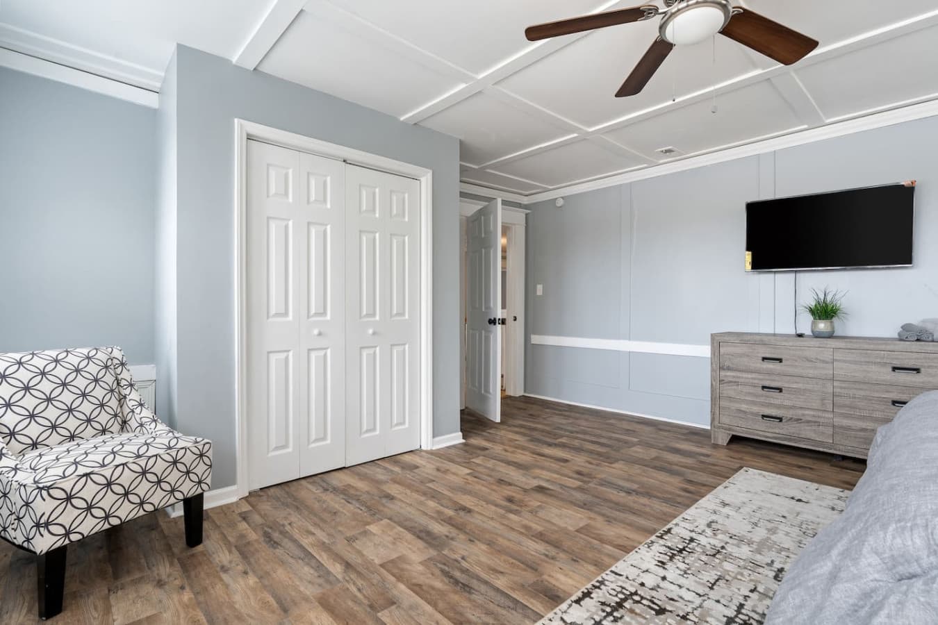 With Smart TV and walk-in closet – perfect for a comfortable and relaxing stay!