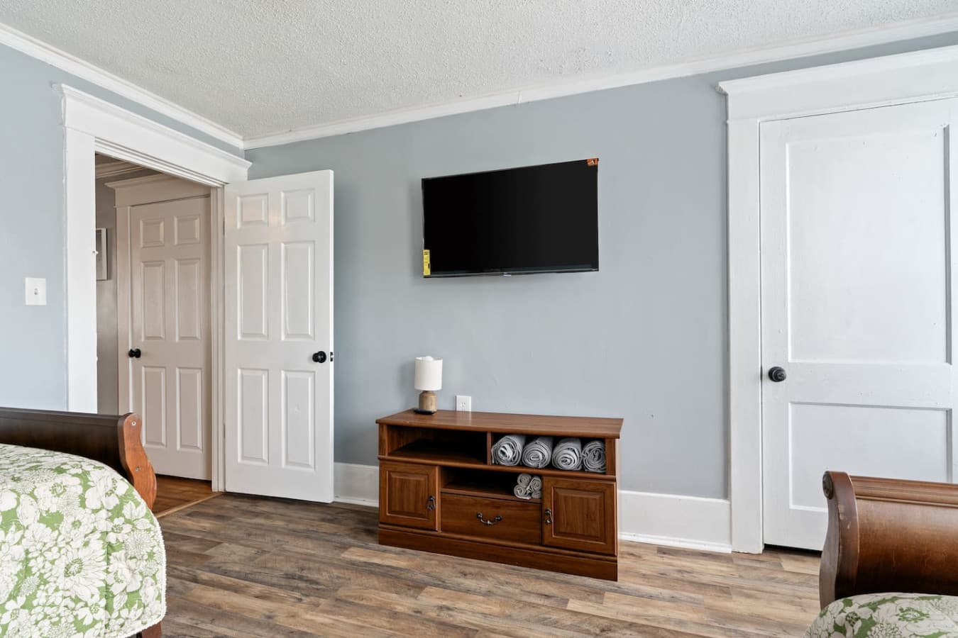 Has Smart TV to binge-watch all your favorite shows.