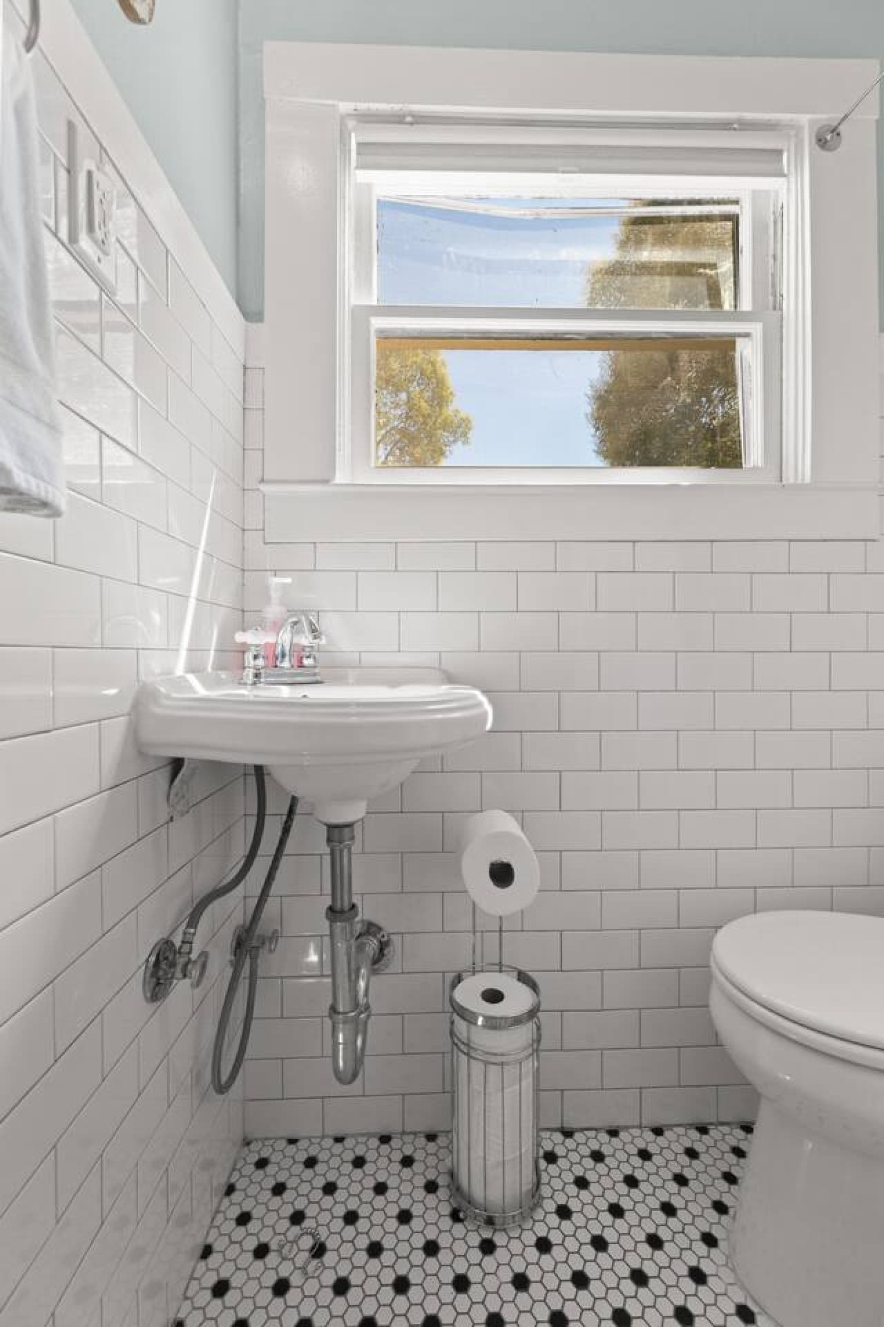 Simple and practical bathroom with everything needed for your stay.