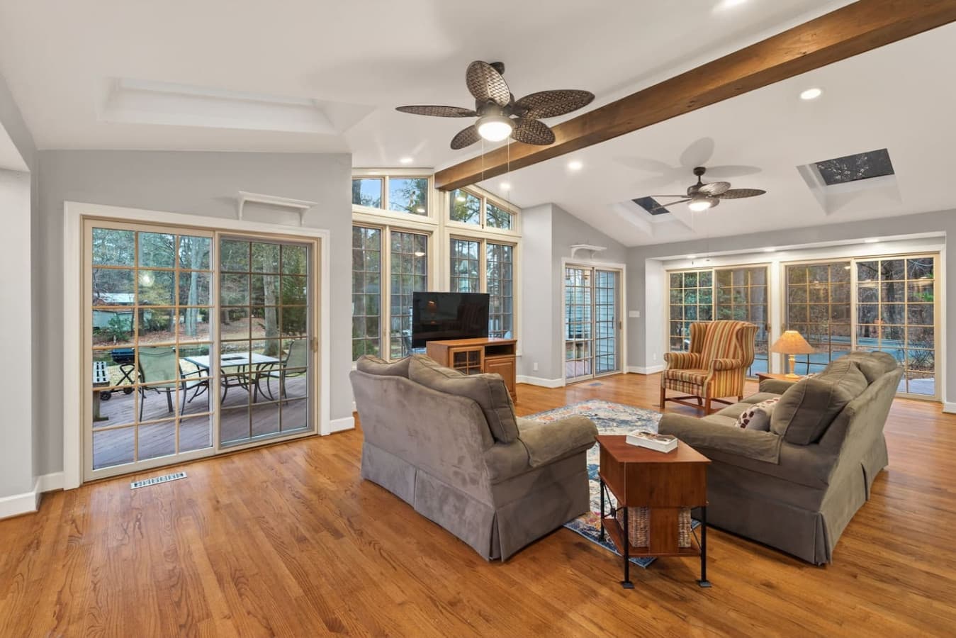 A bright, peaceful corner to sip coffee, stream your favorites, or simply watch the day slow down.
