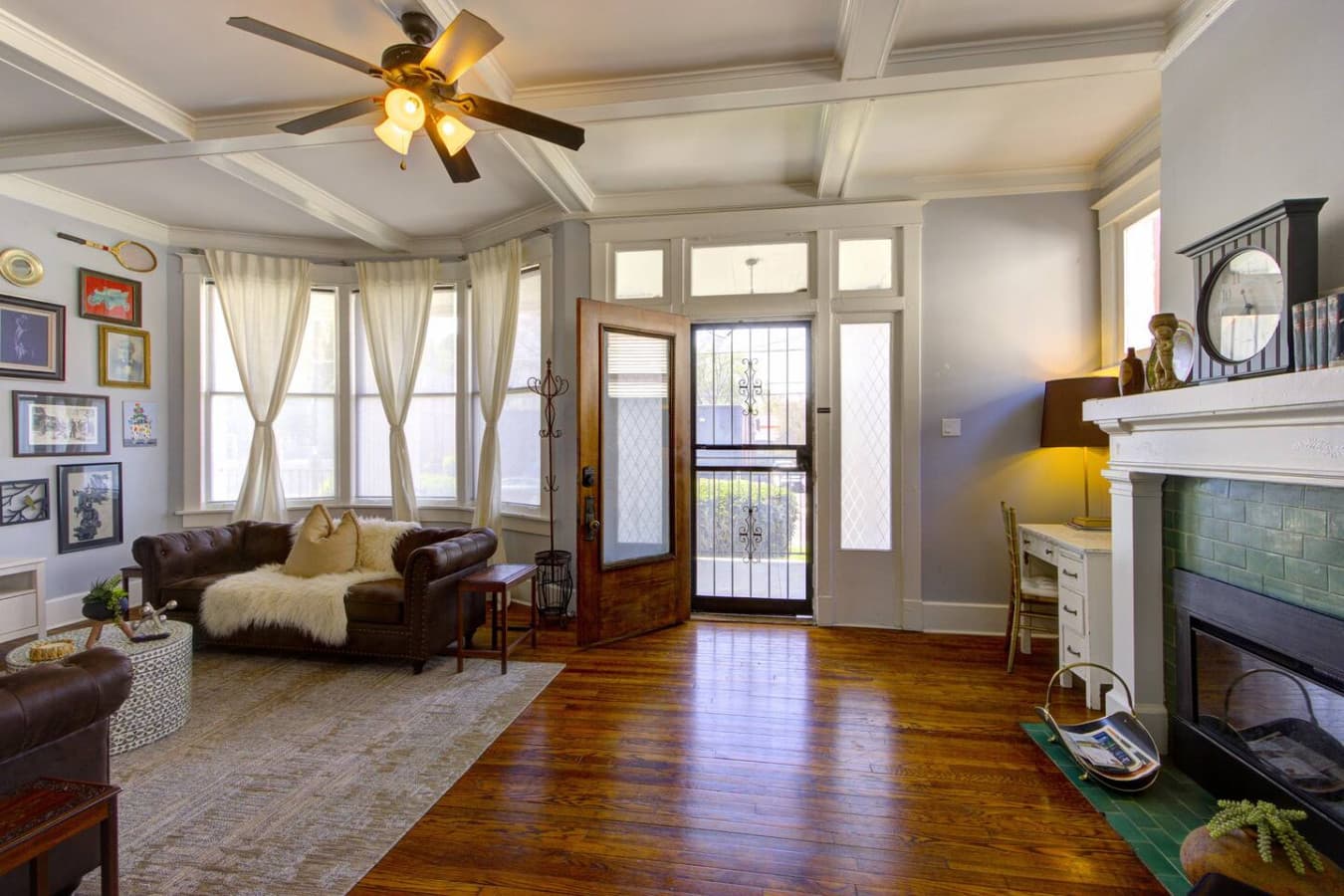 Your view upon entry, lots of space.