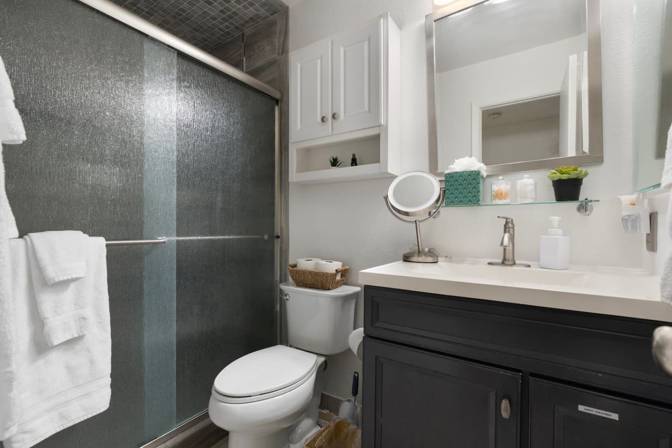 Guest bathroom shared between two guest bedrooms. Complete with our luxury Public Goods premium bath products by our partners at Well and Good Professional Services.