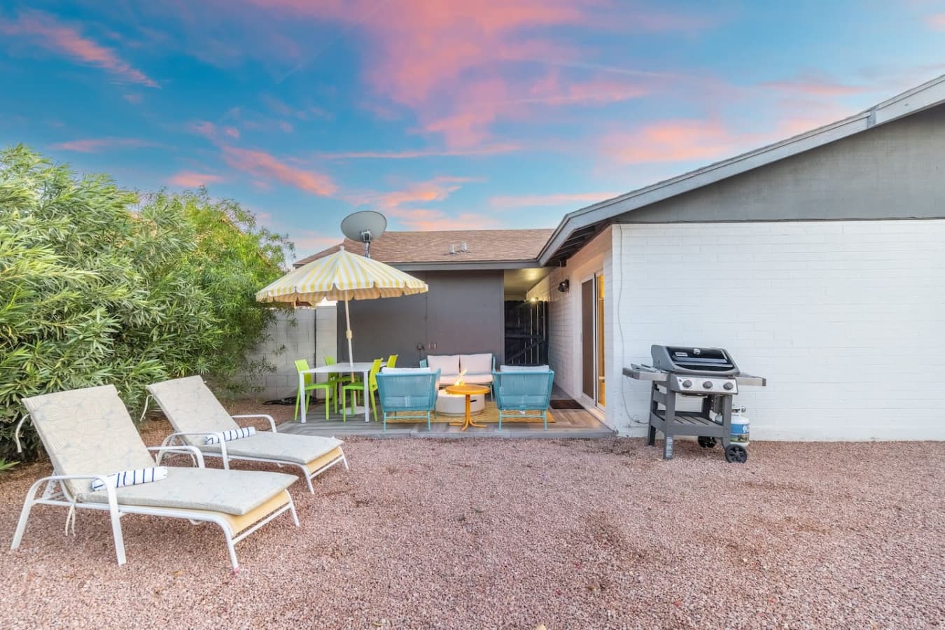Arizona afternoons are always beautiful at the Hermosa House! Enjoy our comfortable sun chairs while relaxing in the sun or while playing a round of cornhole with our backyard games.