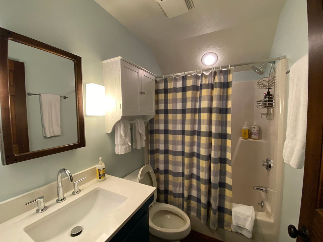 This well-equipped bathroom offers a peaceful space to refresh, featuring a bathtub for comfort and convenience during your stay.