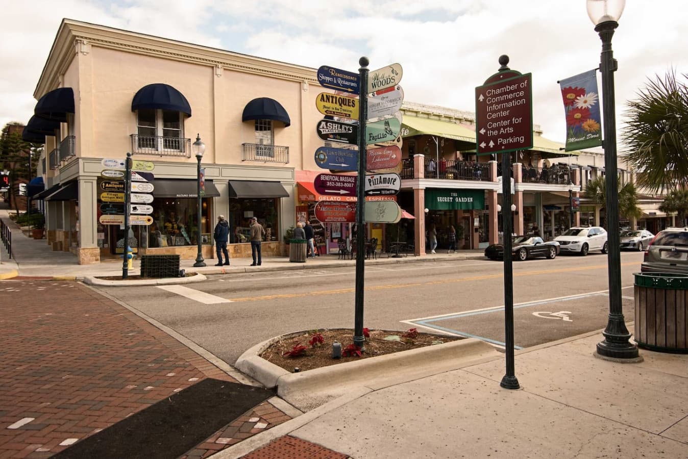 Discover the charm of Mount Dora with shops, dining, and scenic streets nearby.