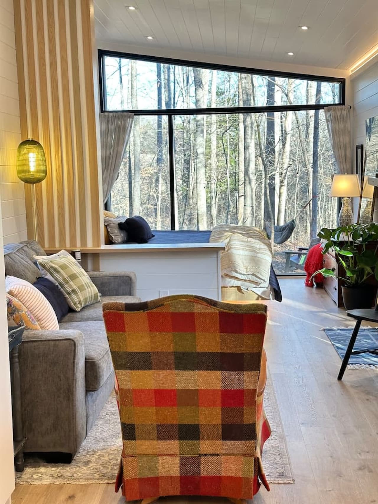Luna Studio: A sunlit space with hardwood floors and cozy vibes – your perfect place to unwind after a day of adventure.