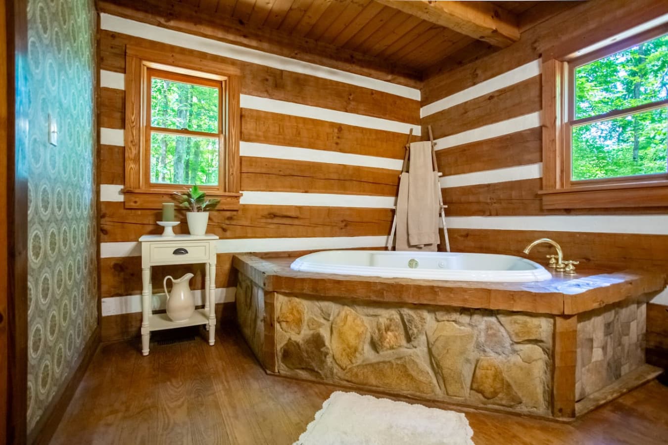 Cabin on the Haw: Let the jets massage your cares away while nature’s sounds play softly nearby.