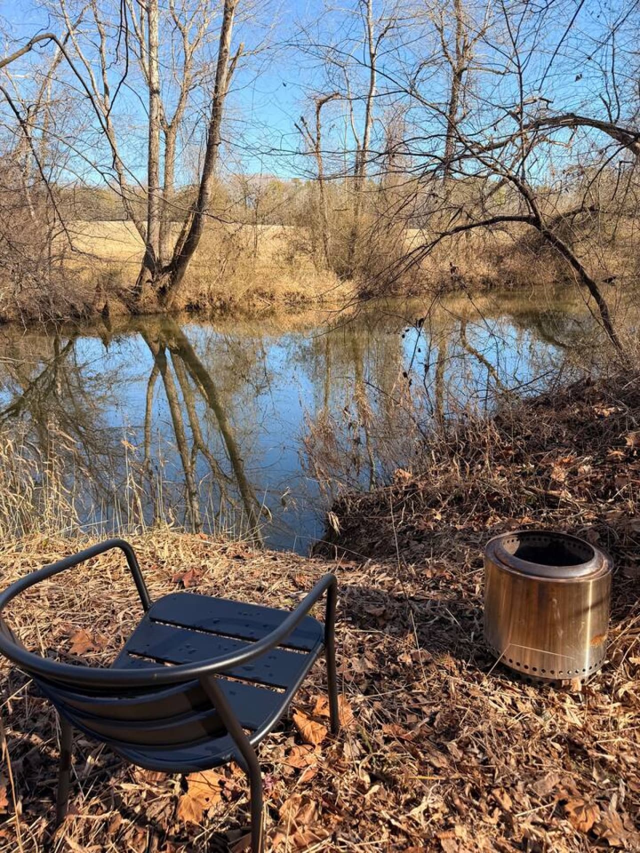 Luna Studio: Relax by the river or unwind around the fire pit, all just steps from your door, with stunning views and nearby trails.