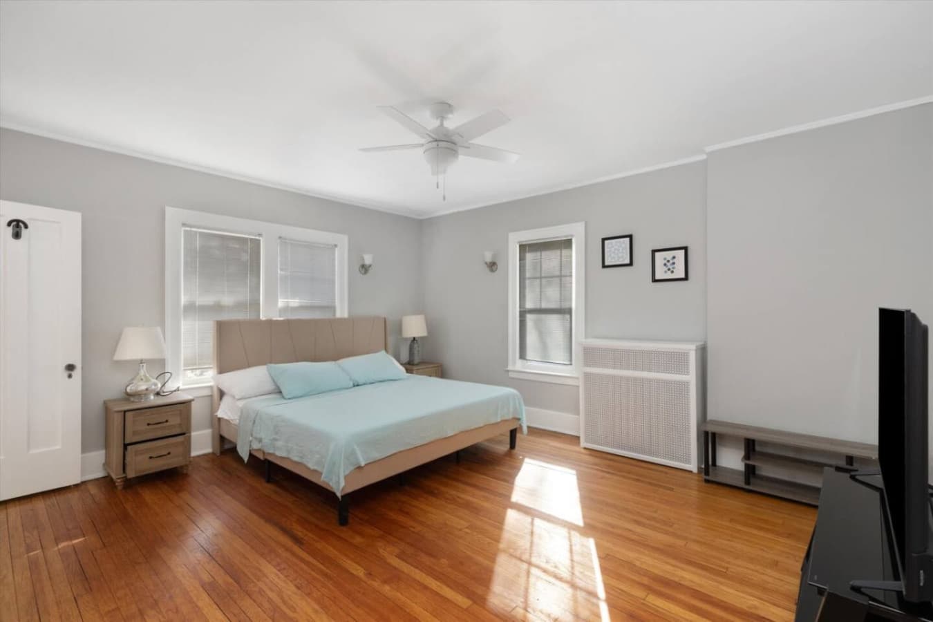 A peaceful retreat with a queen bed, warm décor, and plenty of room to unwind.