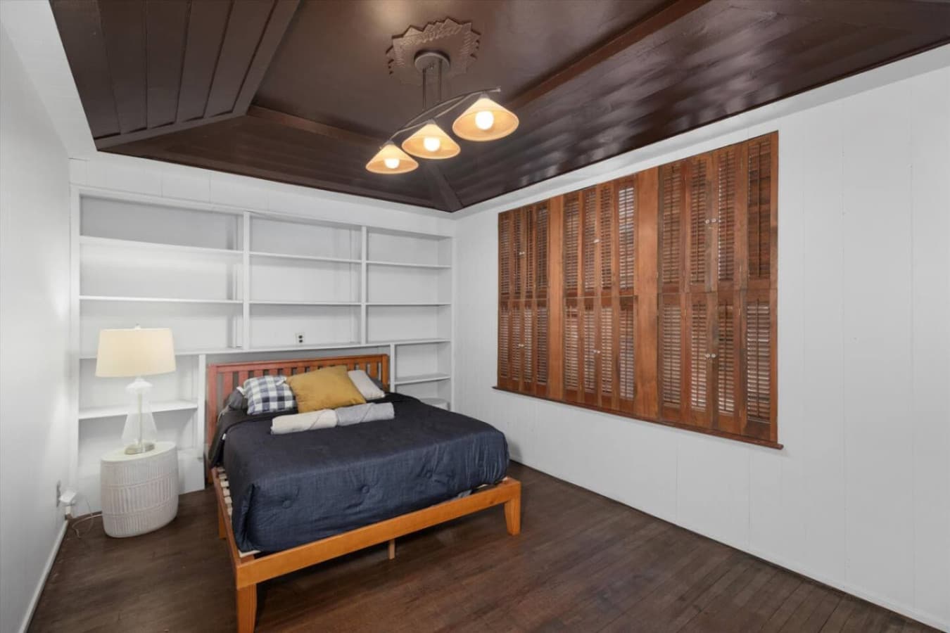 A quiet, top-floor retreat with a queen bed—peaceful, bright, and uncluttered.