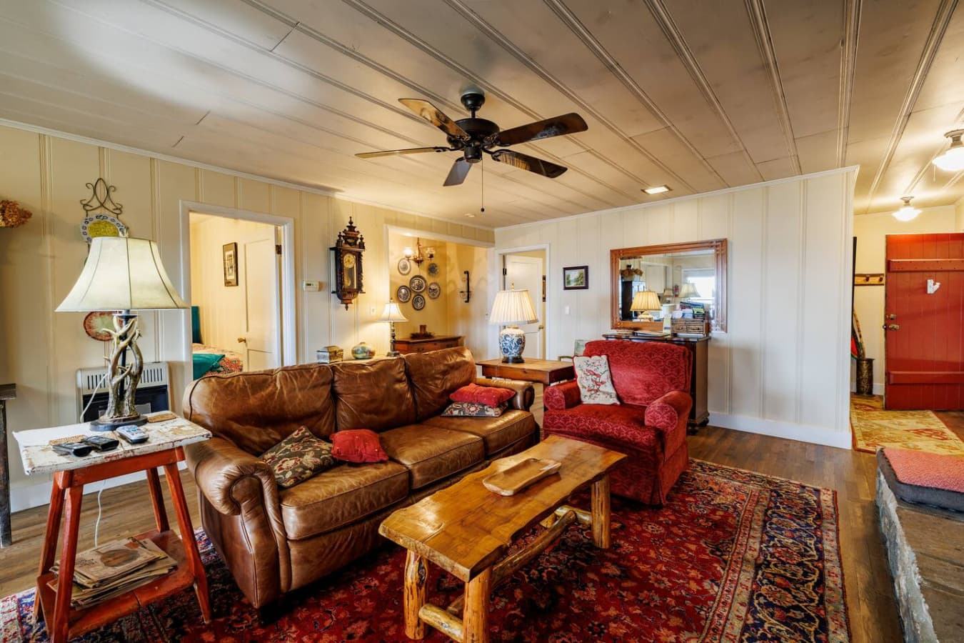 Cozy and comfortable living room.