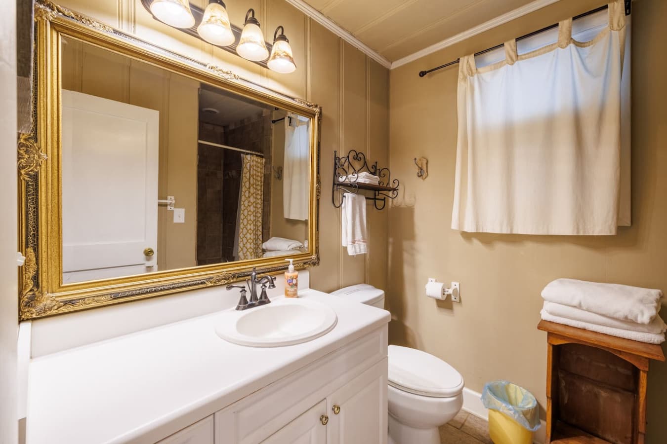 Bright and clean full bathroom.