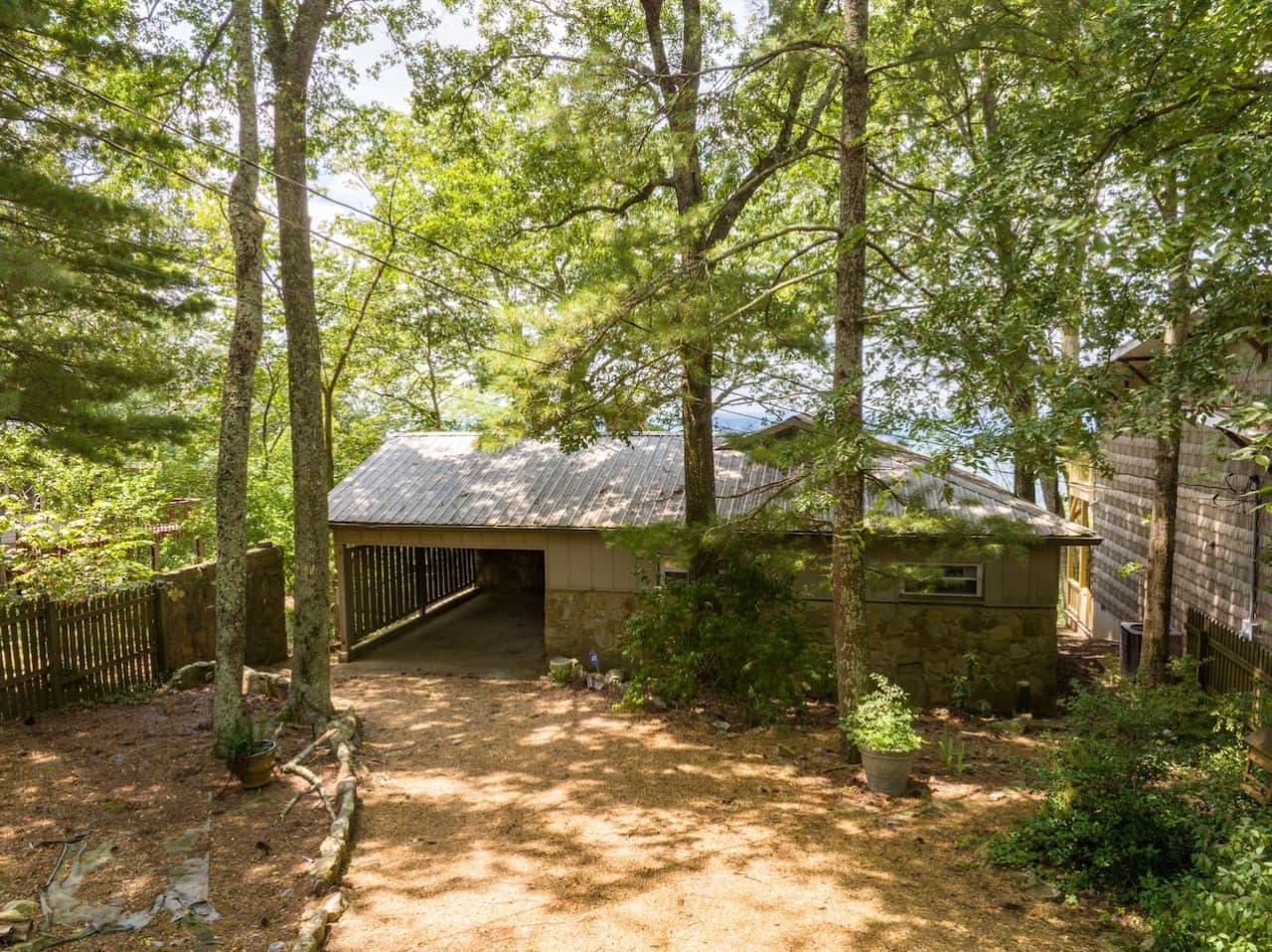 Driveway leading to the Cool Breeze Cottage.