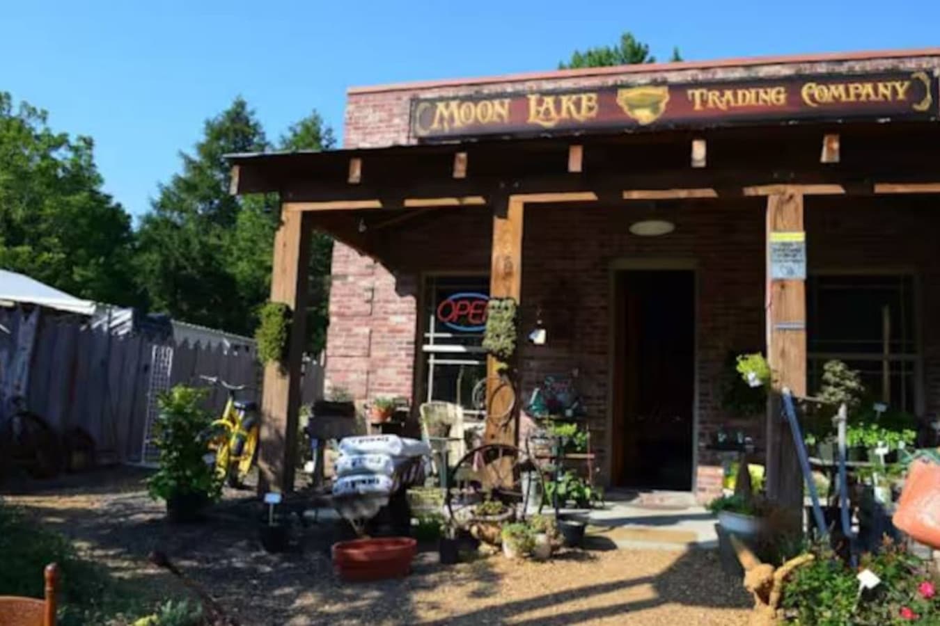 A one-of-a-kind shop and café offering locally sourced food, drinks, and handmade crafts — ideal for breakfast, lunch, or picking up unique gifts.