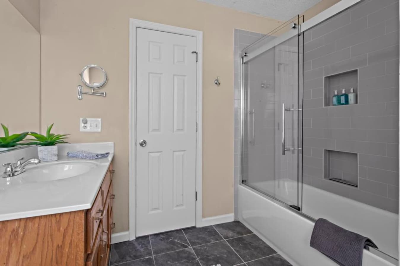 A walk-in shower/tub combo is available in this bathroom.