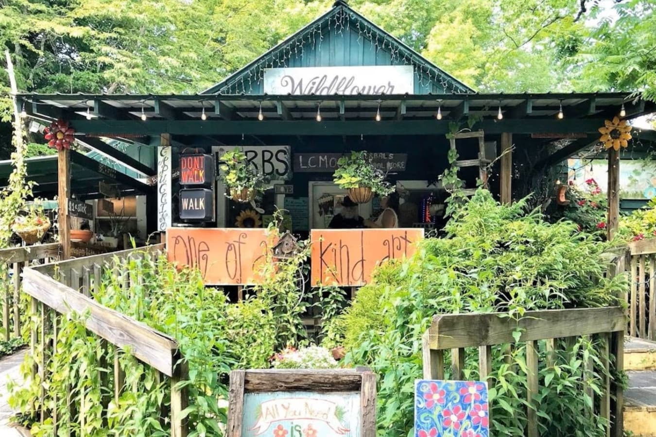 Wildflower Café – 10 minutes drive. A cozy, artsy café that’s loved by locals and visitors alike. The tomato pie is famous here — and worth the trip all on its own.