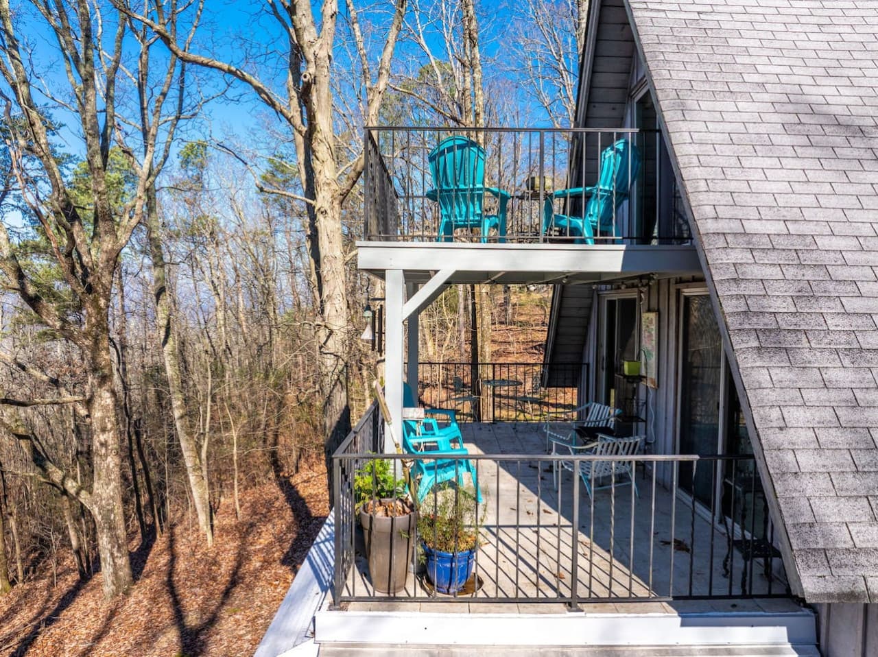 Three porches with stunning mountain views—perfect sunrise to sunset.
