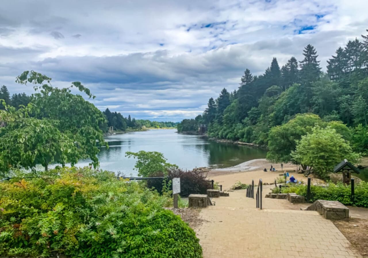 George Rogers Park – 5 min walk - A beautiful riverside park featuring walking trails, picnic areas, and access to the Willamette River. Perfect for morning strolls, evening walks, or watching the sunset over the water.