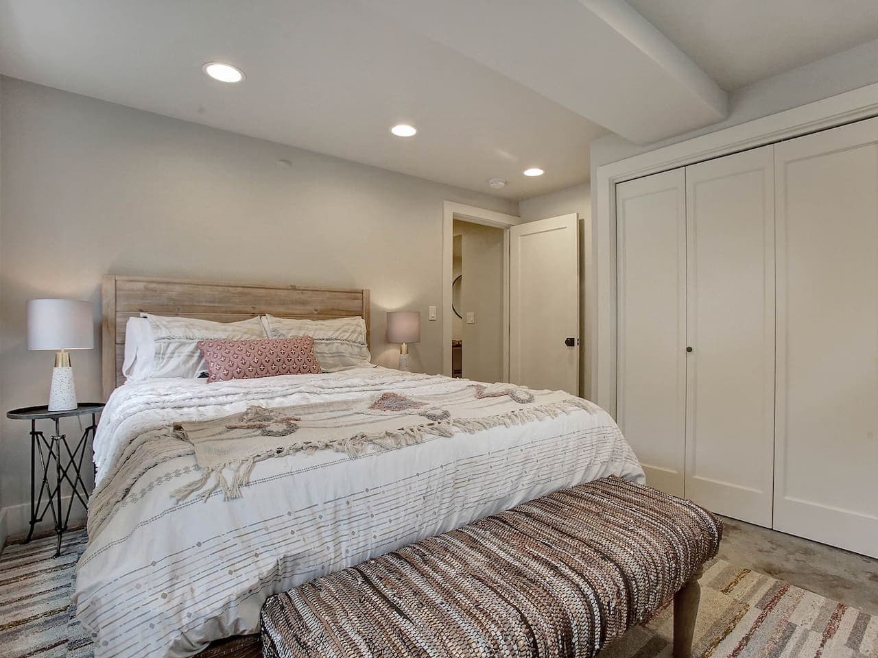 Comfortable queen bed with fresh, crisp linens.