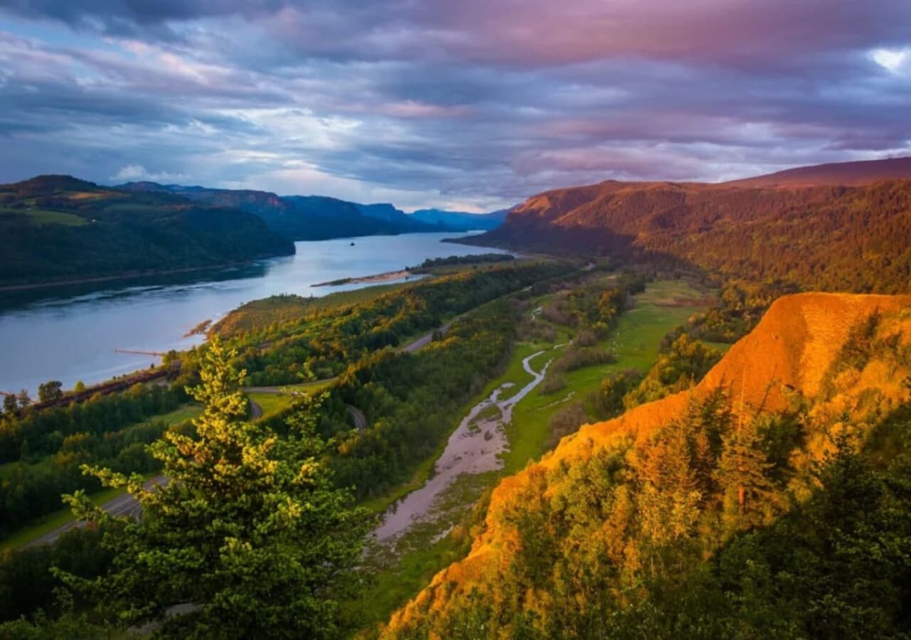 Columbia River Gorge – 35 min drive - A stunning natural wonder offering countless waterfalls, hiking trails, and scenic viewpoints. Explore iconic spots like Latourell Falls, Horsetail Falls, and Eagle Creek Trail.