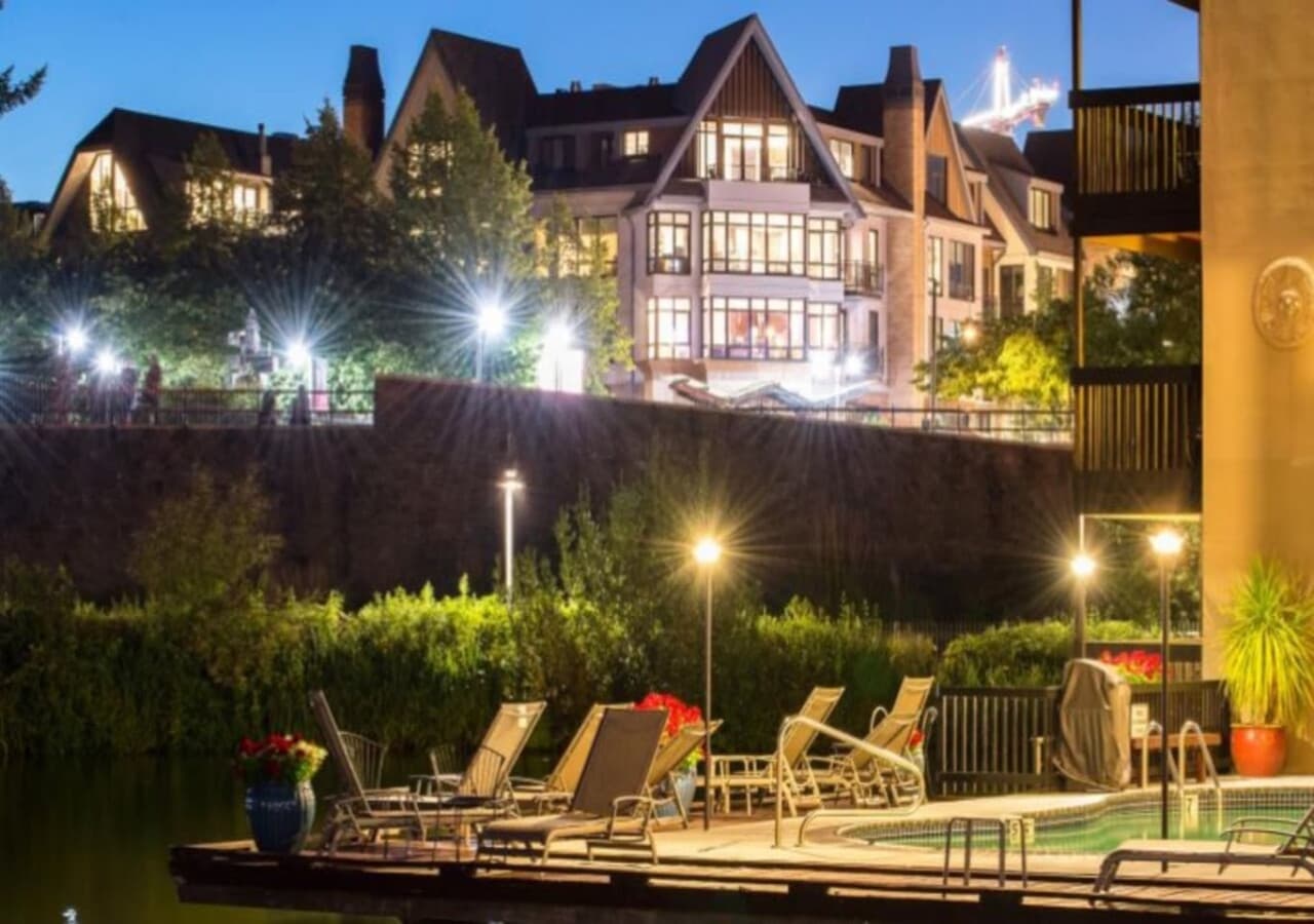 Downtown Lake Oswego – 5 min drive - A charming downtown area with boutique shops, galleries, cafes, and restaurants. Explore local favorites like Babica Hen Café for brunch or browse unique stores along State Street.