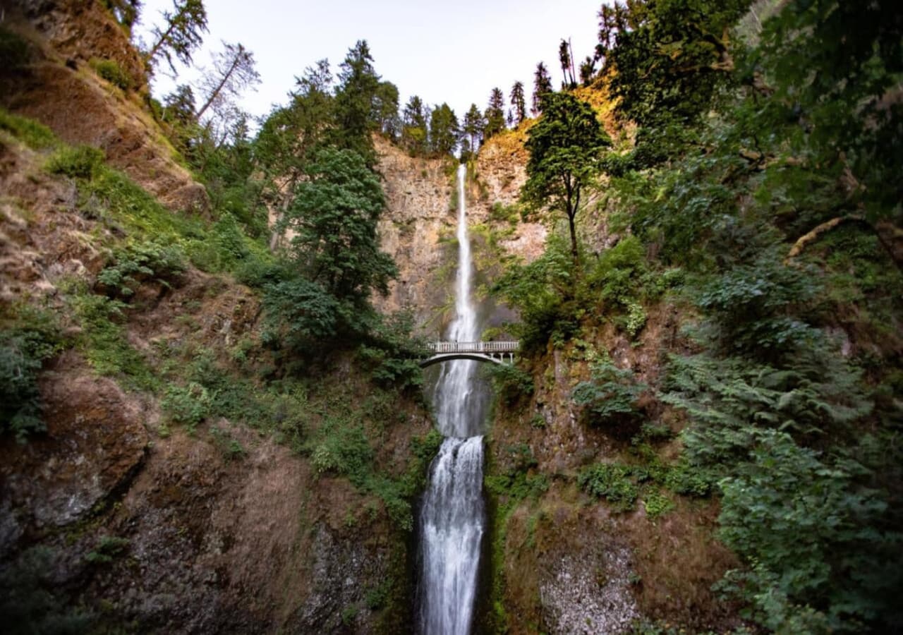 Multnomah Falls – 30 min drive - Oregon's most famous waterfall, cascading 620 feet in two tiers. Accessible trails lead to the bridge and upper viewpoints, making it a must-see for visitors.