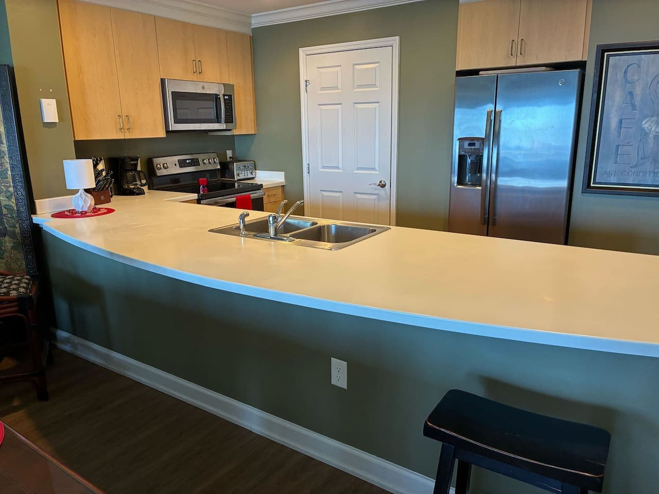 Fully equipped for easy breakfasts, beach snacks, or dinner in after a long day in the sun.