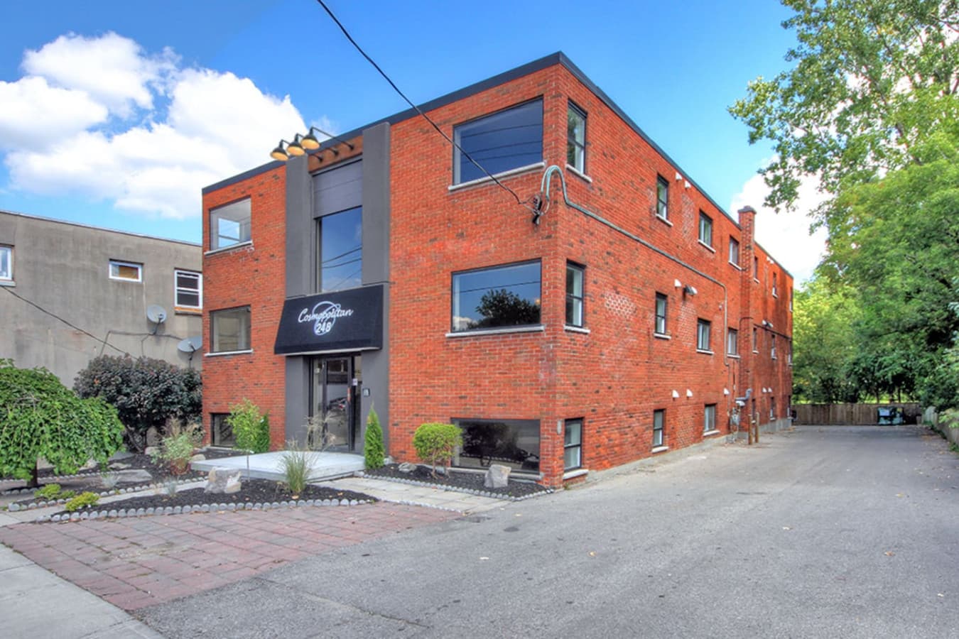 Red face brick never goes out of style.