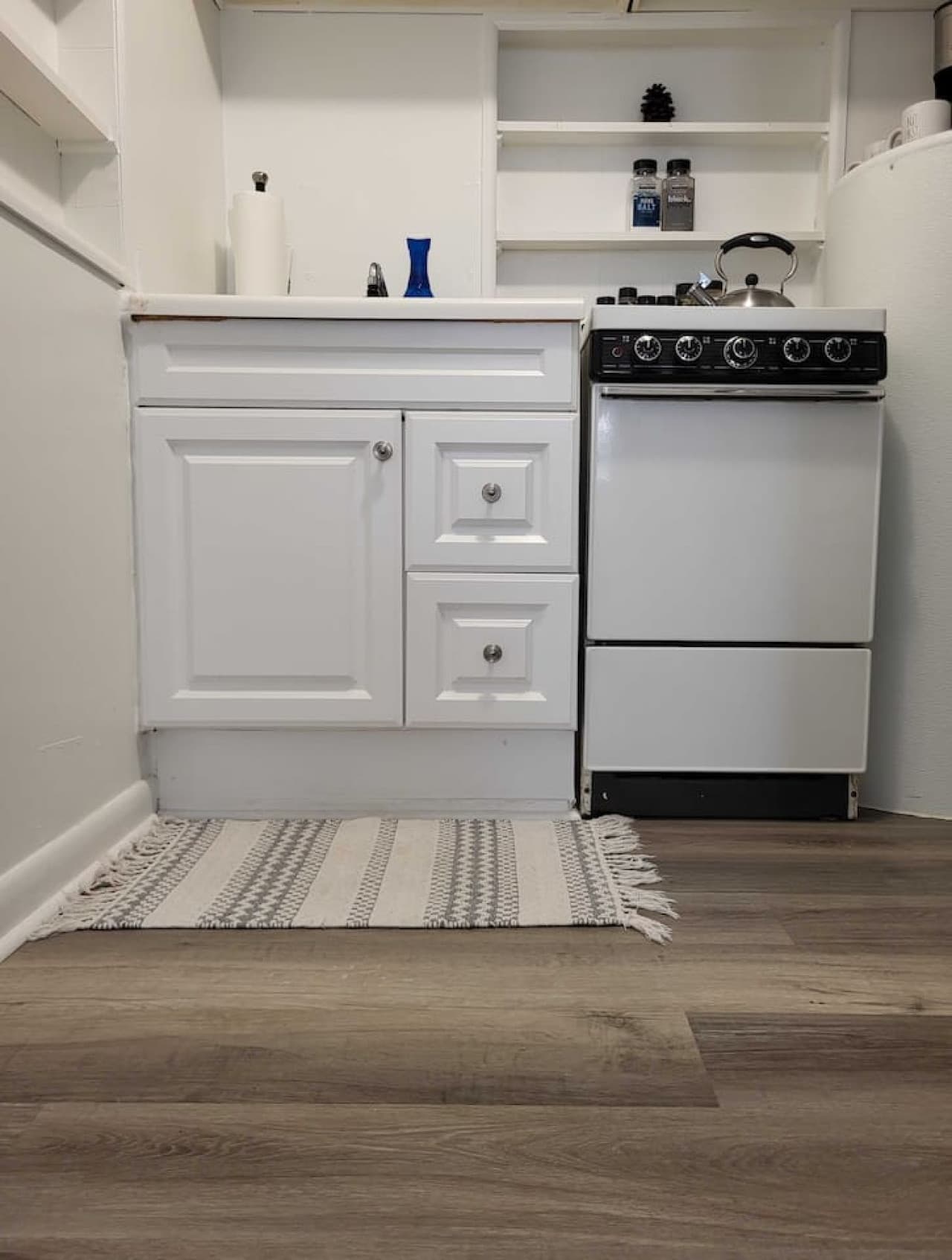 Our kitchen: small but mighty, like a kayak with a turbo engine. Ready for your culinary adventures!