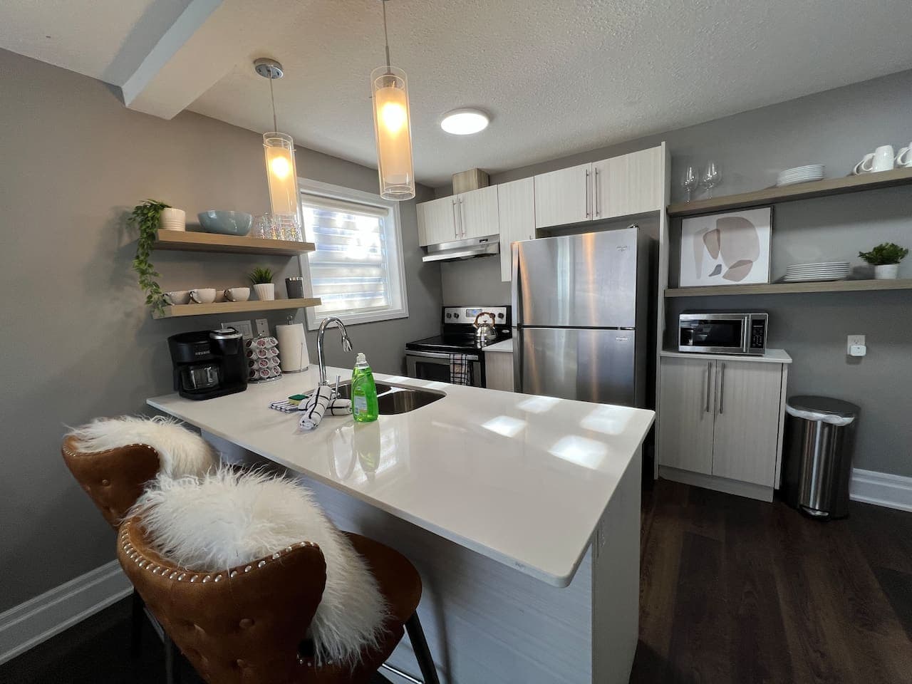 A place for your culinary adventures - modern dining area and fully equipped kitchen.