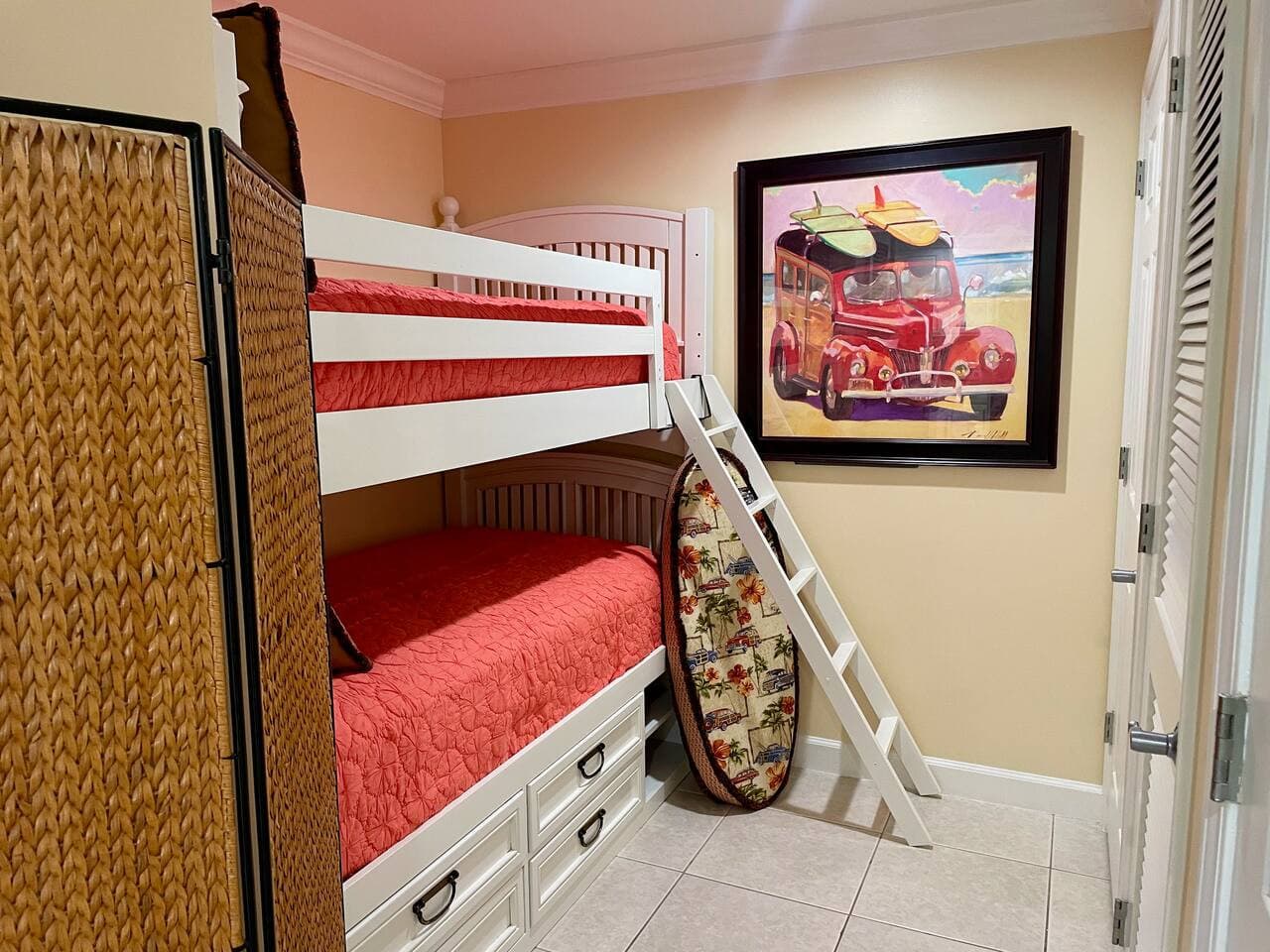 A cozy bonus sleeping nook—great for kids or extra guests needing their own spot.