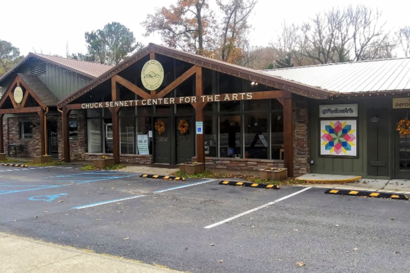 Mentone Arts Center – 5 min drive. A local hub for art exhibits, workshops, and community events. Ideal for experiencing the town’s creative spirit.